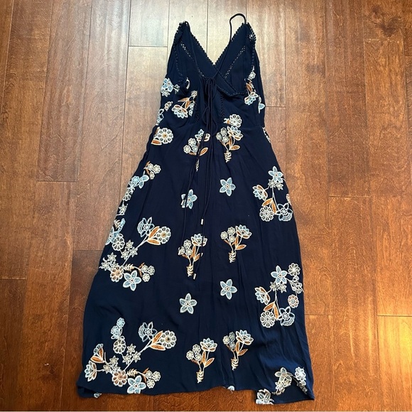 J.O.A. Women’s Hi-Lo Midi Navy Crinkled Floral Embroidered Wrap Dress, Size Lg - Picture 9 of 16